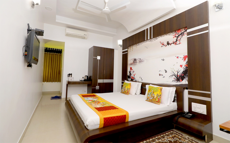 luxury ac room in hotel leef inn in mount abu