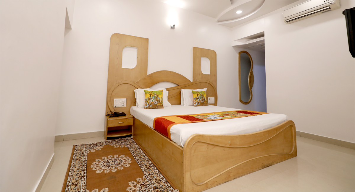 luxury ac room in hotel leef inn best hotel in Abu